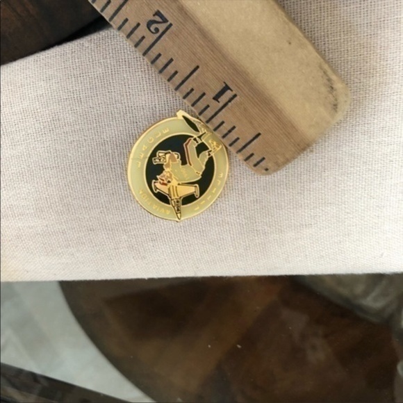 Vintage 1990 Pin - Picture 3 of 3